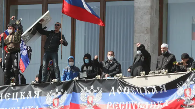 Demonstran menduduki kantor pemerintah regional dan mendeklarasikan berdirinya "republik rakyat".