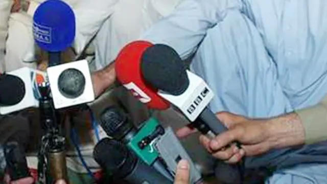 د افغانستان د خپلواکو رسنیو د ملاتړ ادارې مشر مجیب خلوتګر وايي پر رسنیو سانسور د دولت، سیمه ییزو زورواکانو، د رسنیو مدیرانو او وسلوالو مخالفینو د فشار له امله رامنځ ته کیږي.