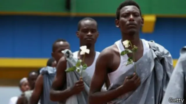 رجال يحملون ورود في أحد العروض