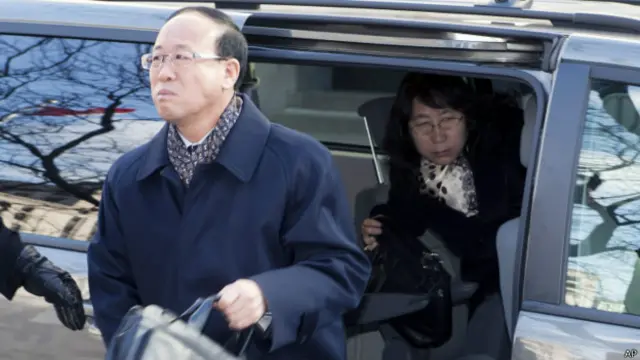 柳乾的父母抵达法院(2014年4月7日)