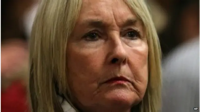 جلست والدة القتيلة في قاعة المحكمة تستمع لشهادة بستوريس وهي متجهمة الوجه