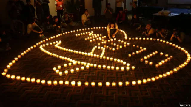 馬航失聯乘客家屬在北京麗都飯店舉行燭光祈福活動（08/04/2014）