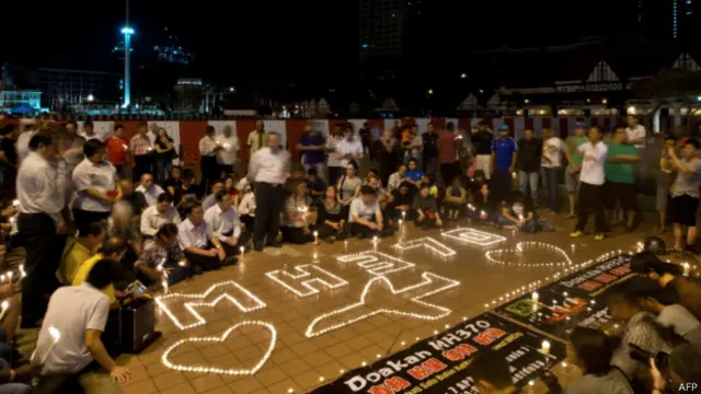 一些馬來西亞民眾在吉隆坡為馬航失聯航班舉行燭光祈福（07/04/2014）
