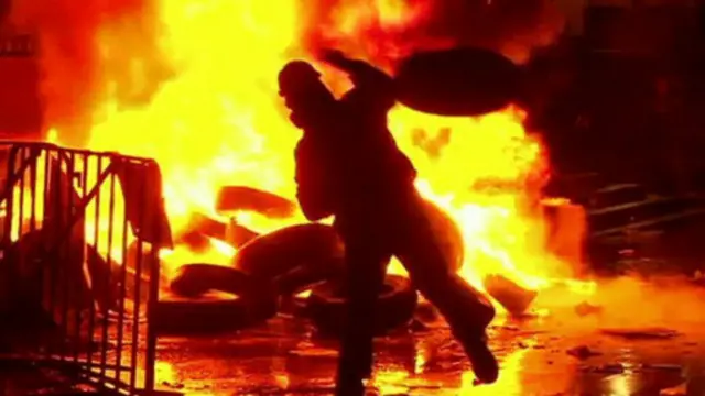 اشتبك المتظاهرون مع شرطة مكافحة الشغب. 