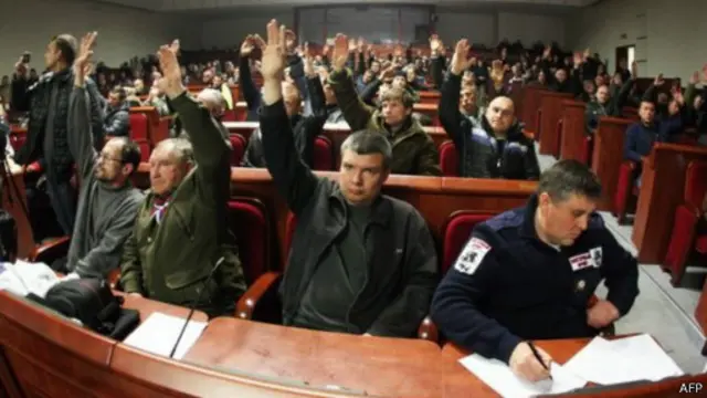 اقتحم محتجون مبان حكومية وطالبوا بإجراء تصويت على استقلال مدن دونيتسك ولوهانسك وخاركيف .