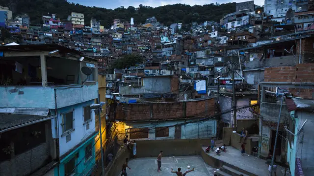 ریو دي جنیرو په روسینها کلي کې ماشومان فوټبال کوي.