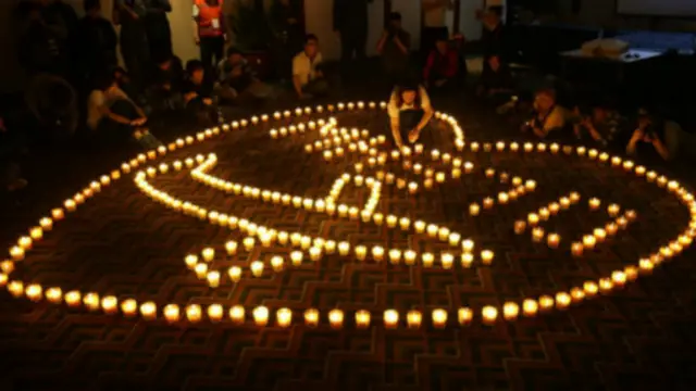 Thân nhân các hành khách chuyến bay MH370 đã tổ chức thắp nến cầu nguyện