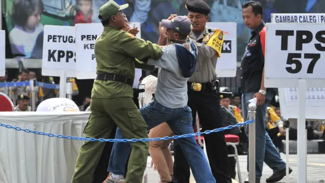 Latihan pengamanan pemilu
