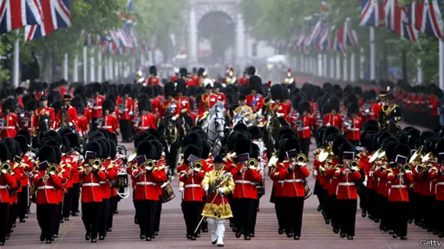 在伦敦市中心举行的每年一度的皇家阅兵式吸引很多游客观看。