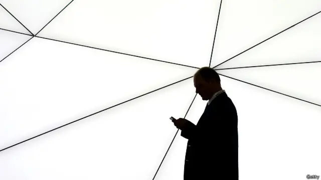 Hombre revisa su teléfono