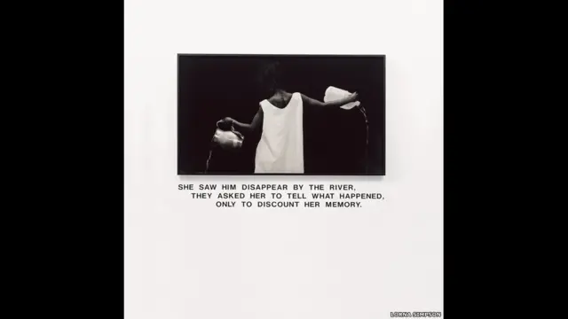 Carregador de água, 1986, Lorna Simpson, Cortesia do artista