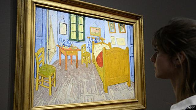 Una mujer ve el cuadro "El cuarto de Van Gogh"