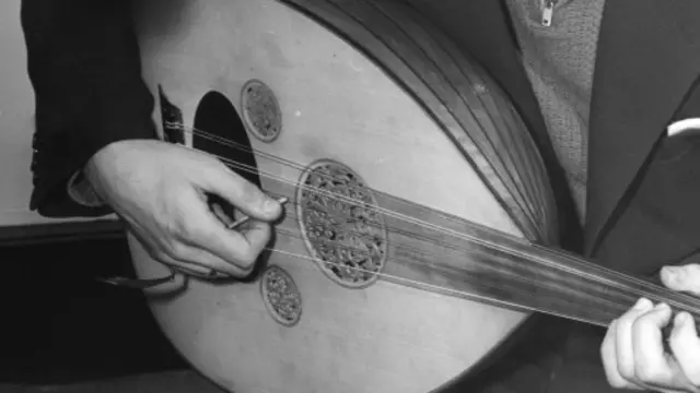 تعلم ناجي القدسي العزف على آلة العود بنفسه لشدة شغفه بالموسيقى.