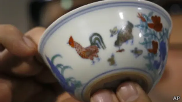 Cangkir Ayam Dinasti Ming, AP