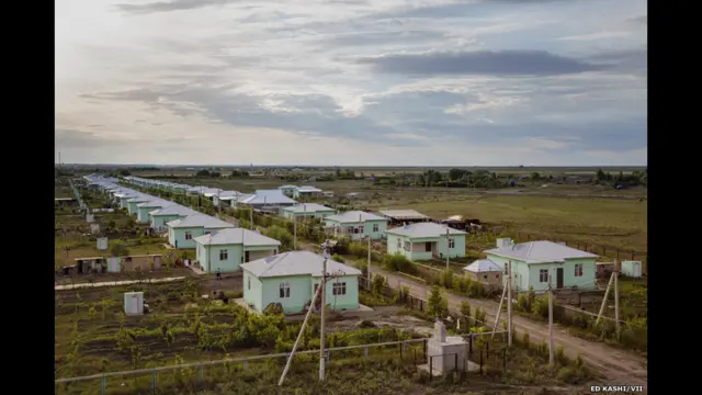 خانه های آواردگان نزدیک شهرستان آغجه‌بدی، عکس از اِد کاشی 