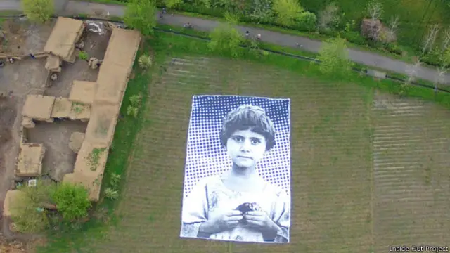 Vista aérea de foto de niña en campo en Pakistán