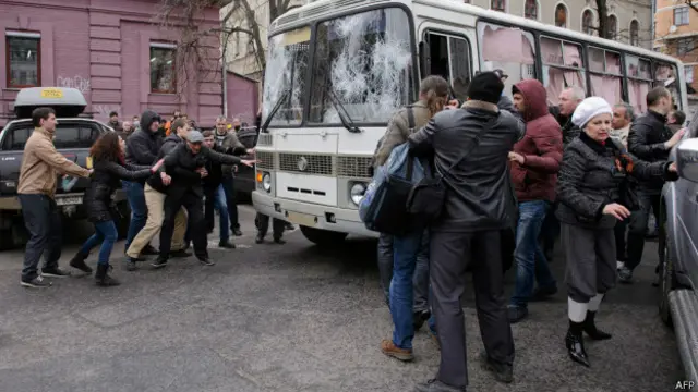 खारकीव में बस पर हमला कर रूस समर्थक लोग