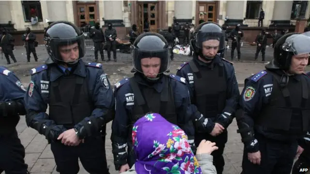 Policía custodia frente de edificio gubernamental en Járkov