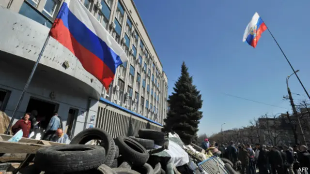 سيطر محتجون موالون لروسيا على بنايات لأجهزة أمنية في مدينتي دوناتسك ولوهانسك.