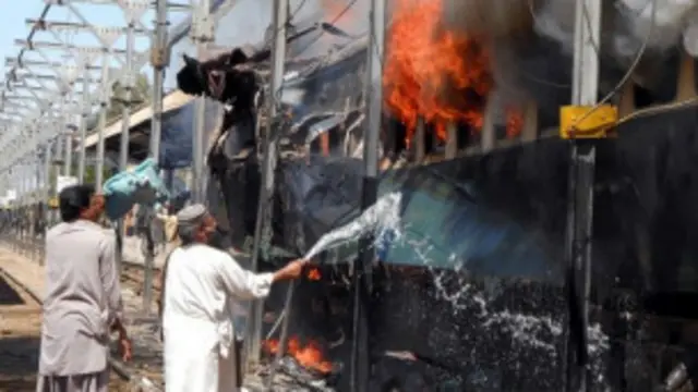 سبی کے ریلوے سٹیشن پر ٹرین دھماکے میں ہلاک ہونے والے زیادہ تر لوگ بم دھماکے بعد بوگی میں لگنے والی آگ کے باعث جھلسنے سے ہلاک اور زخمی ہوئے تھے