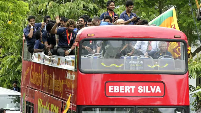 ලෝක ශූර කණ්ඩායම යලි දිවයිනට පැමිණි අවස්ථාවේ ලක්ෂ සංඛ්‍යාත ක්‍රීඩා ලෝලීහු ඔවුන් පිළි ගැනීමට මඟ දෙපස රැස් වී සිටියහ