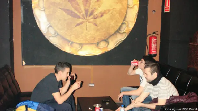 Clube de maconha em Barcelona (Liana Aguiar/BBC Brasil)