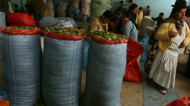 Mercado de coca em La Paz (AP)