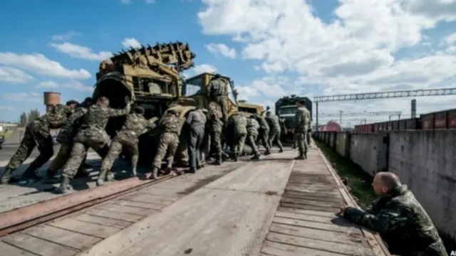 تحشد روسيا معدات وعسكرية وقوات على الحدود مع اوكرانيا