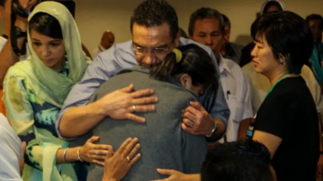 Keluarga penumpang bersama Hishammuddin Hussein 
