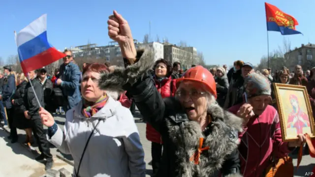 یوکرین کے مشرقی علاقوں میں اس وقت کشیدگی بڑھ گئی جب روس کے حامی رضاکاروں مقامی حکومت کی عمارتوں پر قبضہ کر لیا