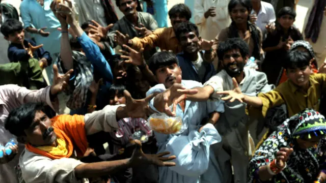 ایڈیشنل سیشن جج نے کہا ہے کہ خوراک کی تقسیم کے لیے وہی طریقہ اختیار کی جائے جو انتخابات میں ووٹنگ کے لیے اپنایا گيا تھا