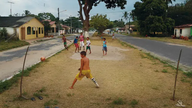 Para eyaletinde Marajo adasındaki Soure'de bir kaleci maçı takip ediyor. 