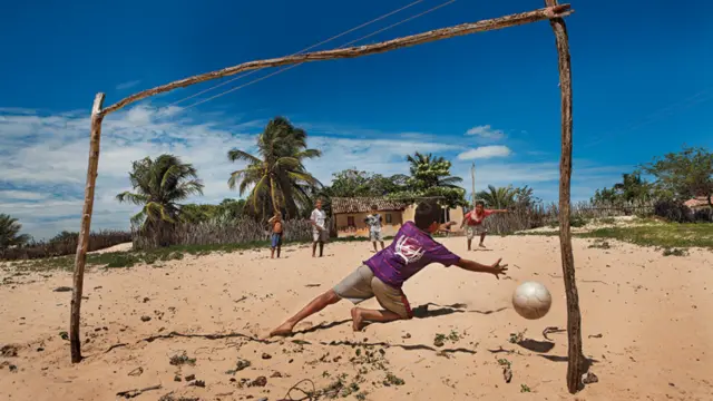 Morro Branco, Piauí'de çocuklar çıplak ayakları ile beyaz kumun üzerinde oynuyor. 