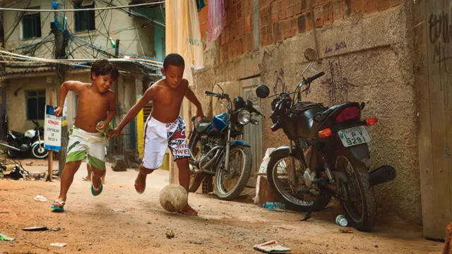 Rocinha, Rio de Janeiro'daki "favela"da - gecekondu mahallesinde - çocuklar top için kavga ediyor. 