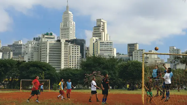 Ünlü kent merkezi São Paulo, Parque Dom Pedro II'de futbol oynayanlara arka plan oluşturuyor. 