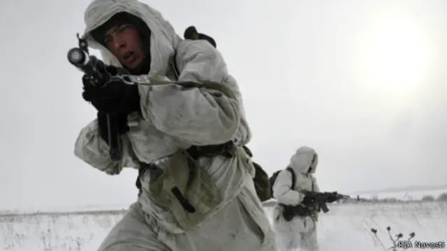 Российские десантники во время зимнего учебного боя