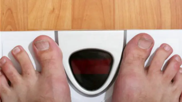 Pies de hombre en una balanza