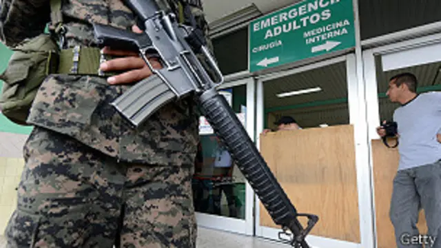 Soldado fuera de un hospital en Tegucigalpa