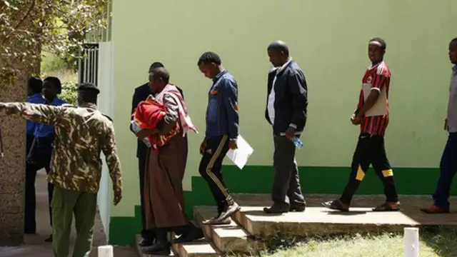 السفير الصومالي اكد ترحيل 82 شخصا. 