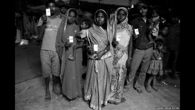 د هند په پلازمېنه ډيلي کې دېره زرګونه بې کوره خلک په لومړي ځل خپلې رايې کاروي. د ټاکنو کمېسيون د بې کوره کسانو نومونه هم د رايې ورکولو په نوملړ کې شامل کړي دي.