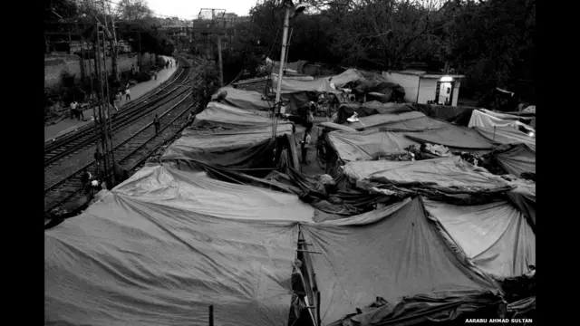 د هند په دغو ټاکنو کې د رايې ورکولو لپاره څه دپاسه ۸۰۰ ميليونه کسان په شرايطو برابر بلل شوي او هند د نړۍ تر ټولو ستره دموکراسي بلل کېږي.