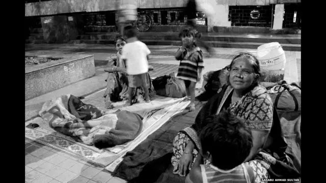 هند کې بې کوره خلک معمولآ د اورګاډي له تمځايونو سره نژدې، له پلونو لاندې او يا هم د سړک او سيندونو ترڅنګ پراته دي.