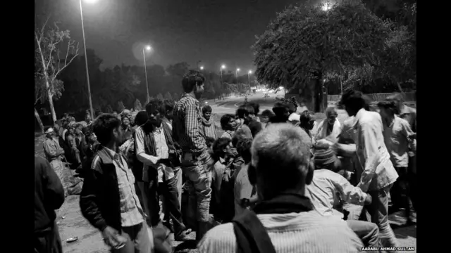 خو ډېری بې کوره خلک وايي د غوښتنليکونو له ورکولو سره سره دوی ته د رايې ورکولو کارتونه، نه دي ورکړای شوي.