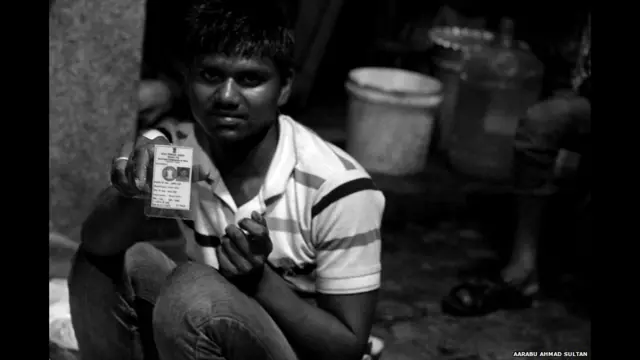 ۲۱ کلن سنيل ټانټي له ماشومتوبه په ډيلي کې اوسېږي. ده ته دا معلومات نه شته چې مور او پلار يې څوک دي او چېرې اوسي. ده وويل چې د رايې ورکولو کارت به دی د پوليسو له ځورولو وساتي.