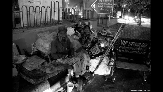 ۸۵ کلنه وکټوريه له خپل ۶۳ کلن زوی سره د ډيلي په جنوب کې تر يوه پله لاندې اوسېږي.