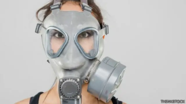 Una mujer con una máscara