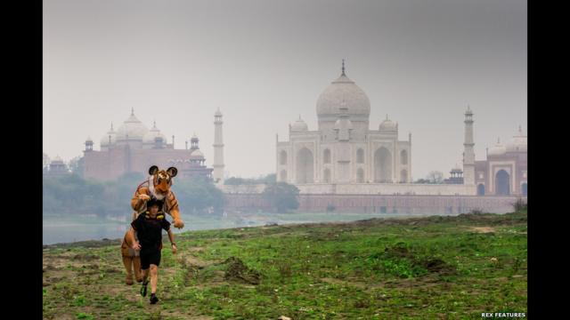 Goldstein entrenando cerca del Taj Mahal, en India