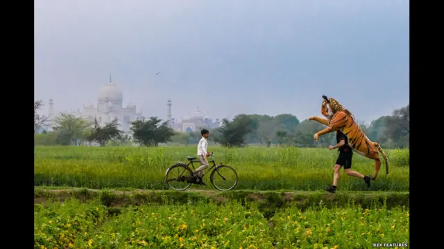 Пол Голдcтайн знакомится с местным мальчиком во время тренировки у Тадж-Махала. Barry Chapman/Rex Features