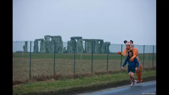 Пол Голдcтайн тренируется рядом со Стоунхенджем. Paul Goldstein/Exodus/Rex Features.