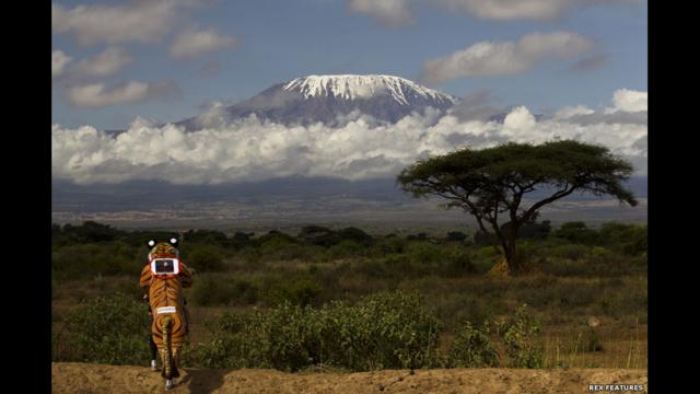 Goldstein con el Kilimanjaro de fondo